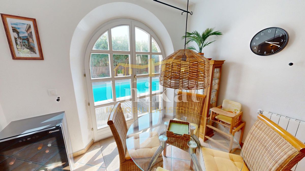 Dvojna hiša z bazenom v istrskem slogu